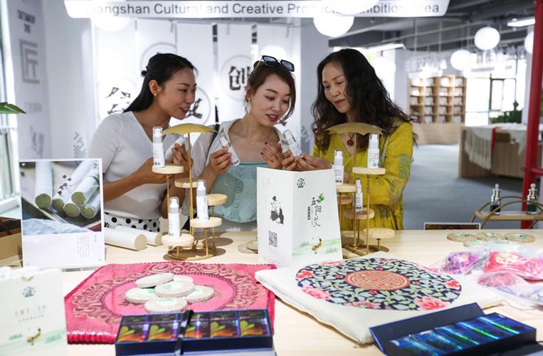 6月16日,在会东县金江文化创意产业园里,游客在挑选高原艾草产品.